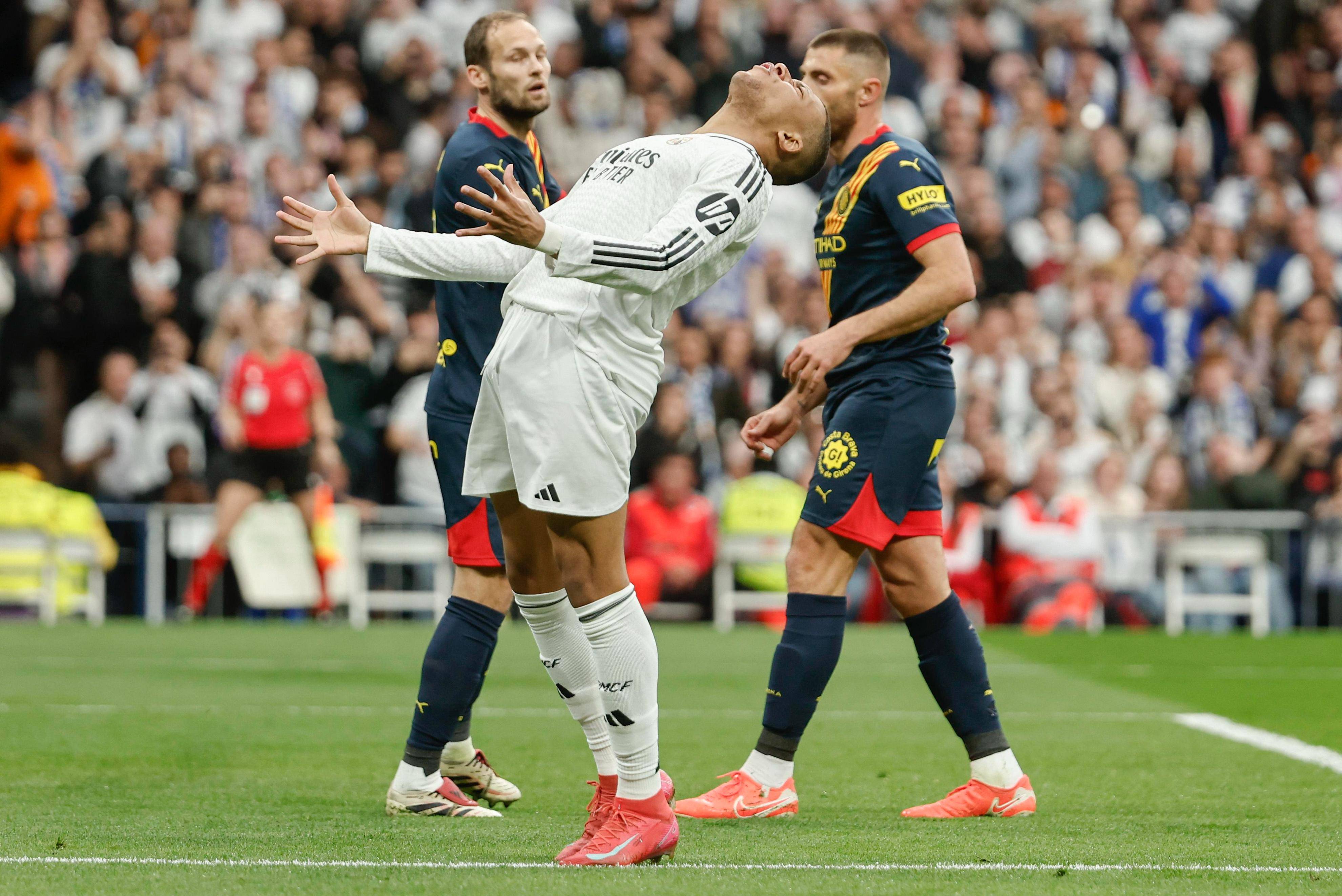 赛后西汉姆调整名单以备德甲，官宣签约环节打磨，震撼外界，训练强度明显提升